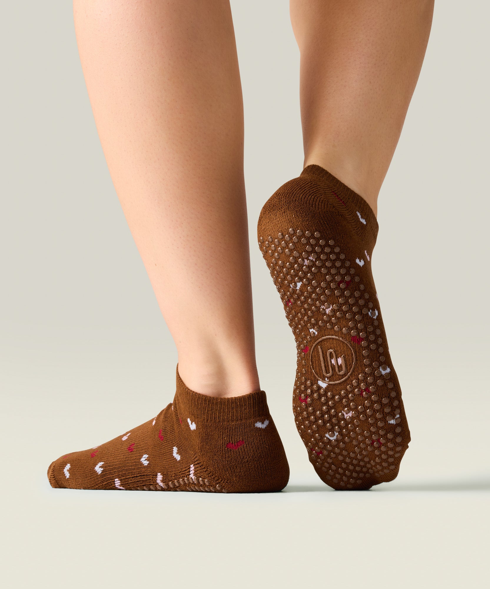 Classic Low Rise Grip Socks - Hearts Aflutter Brown
